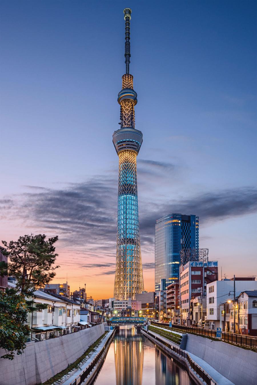 Inny rekord Japończyków to najwyższa wieża telewizyjna świata. Wysoka na 634 m konstrukcja zabezpieczona jest siecią stalowych rur.