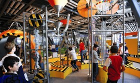 Wielka Maszyna - jedna z instalacji w Centrum Nauki Kopernik; prawa mechaniki na wyciągnięcie ręki.