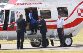 Prezydent Bronisław Komorowski razem z małżonką przyleciał do Radomia śmigłowcem Sokół. Na jego pokładzie jest miejsce dla dwóch pilotów i 12 pasażerów.