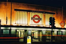 W Londynie ostatnie piwa w pubach wciąż nalewa się o 23.00, a nowe kluby z trudem uzyskują licencje.