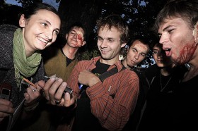 Krzysztof Piotrowski, z zawodu geograf, z zamiłowania harcerski instruktor ratownictwa i ratownik wodny na ekranie telefonu ogląda przebieg ostatniej pozoracji.