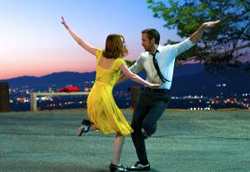 4. La La Land, reż. Damien Chazelle, prod. USA, Hongkong. Zwłaszcza w kontekście przetaczającej się afery Weinsteina, warto docenić melodramat, który jest ukłonem w stronę ludzi sumiennie torujących sobie drogę w fabryce snów. Emma Stone i Ryan Gossling jako Fred Astaire i Ginger Rogers naszych czasów.