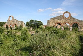 Nietulisko koło Ostrowca Świętokrzyskiego, ruiny walcowni z XIX w.,  wybudowanej w klasycystycznym stylu