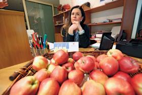 Nasz socjal - owoce na każdym piętrze. Kiedyś były banany, ale dziś trzymamy z polskimi rolnikami. Tutaj na jabłka zaprasza Beata Kawalec z recepcji.