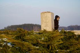 Przy pomniku spalonych żywcem jedwabieńskich Żydów stoi Ewa Błaszczyk.