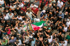 Palestyńczycy niosą ciało jednego z kilkorga zabitych w izraelskim nalocie na obóz uchodźców w Dżeninie na Zachodnim Brzegu.