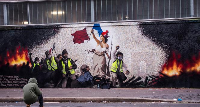 Mural upamiętniający protesty żółtych kamizelek w wykonaniu artysty działającego pod pseudonimem PBOY