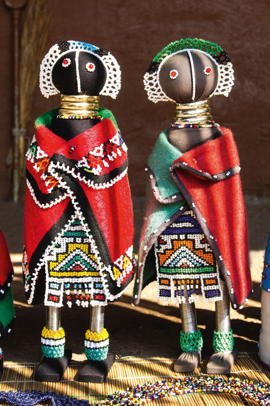 Przykład lalek będących częścią folkloru RPA. Wykonywane ręcznie pełniły funkcję amuletów.