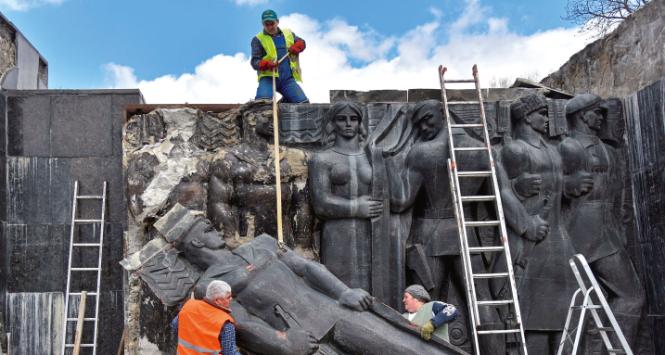 Demontaż płaskorzeźby z pomnika Chwały Wojennej Armii Radzieckiej we Lwowie, 23 kwietnia 2021 r.