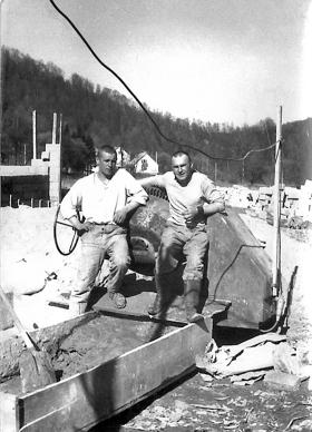 Na budowach pracowali także więźniowie. Niektórzy się sprawdzali i po zakończeniu kary zostawali w Bieszczadach. Inni wracali do domu albo znowu za kraty.