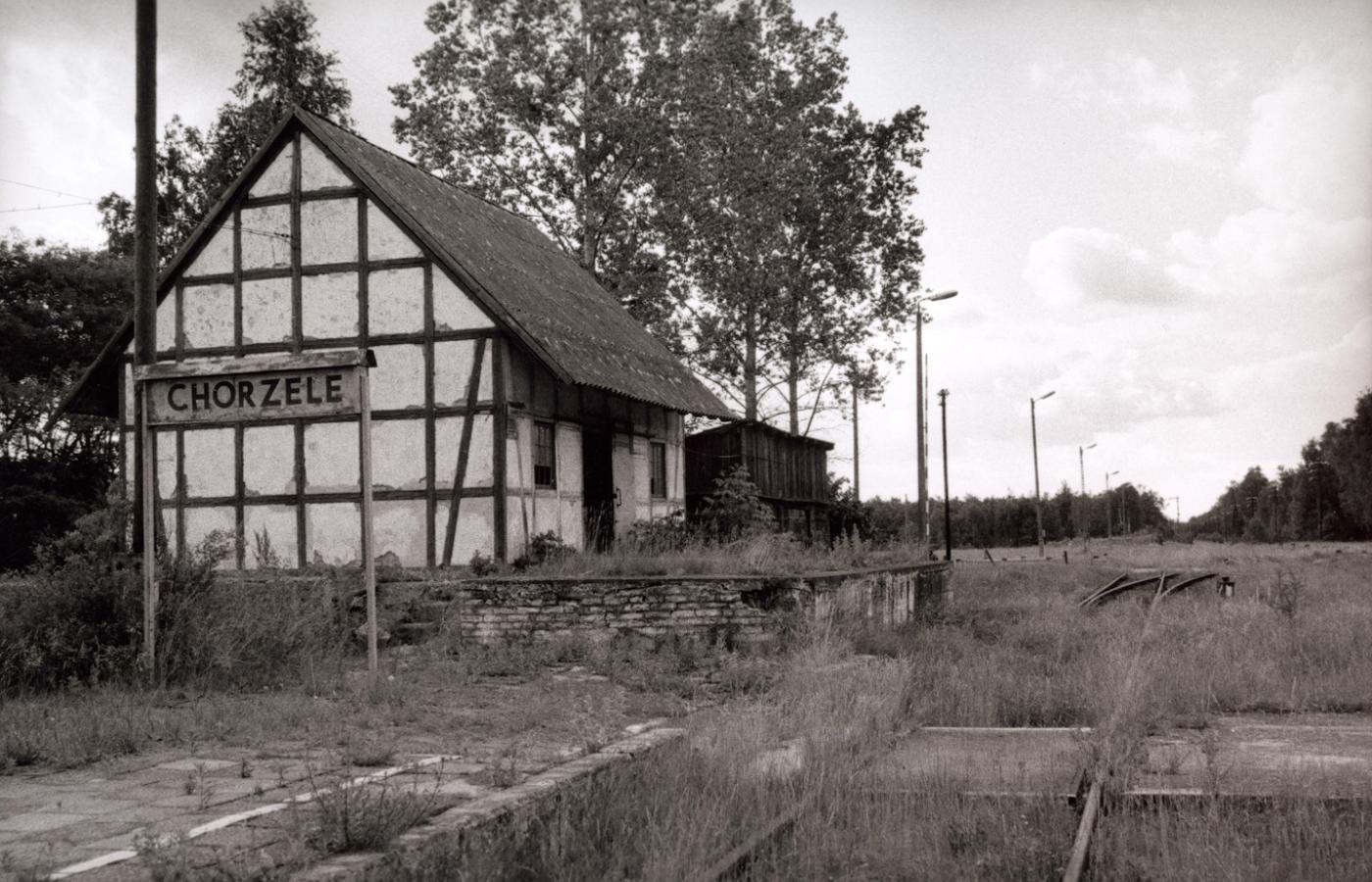 Stacja kolejowa w Chorzelach – od lat nieczynna. Tutaj wysiadali z pociągów warszawscy aktorzy i ekipa filmowa z Wiednia. Stąd podwodami jechali do miasta, gdzie przydzielano im kwatery.