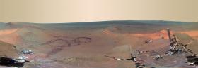 Panorama Marsa. Składa sie 817 zdjęć wykonanych przez kamerę Pancam rovera Opportunity. Ukazuje teren badany przez Opportunity przez cztery miesiące ostatniej marsjańskiej zimy.