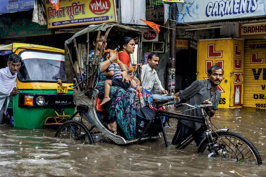 Powódź w indyjskim mieście Waranasi po ulewnych deszczach monsunowych. Meteorolodzy w Indiach co roku próbują z wyprzedzeniem wielu miesięcy przewidzieć siłę monsunu, ponieważ od tego zależą zbiory upraw.