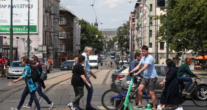 Obowiązek noszenia kasku podczas jazdy rowerem czy hulajnogą elektryczną obejmie dzieci i młodzież do 16 lat.