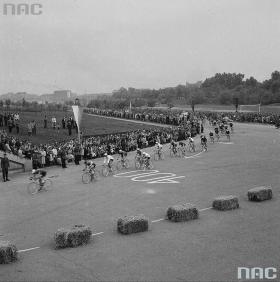 Kibice licznie ustawiali się wzdłuż trasy pierwszego etapu. Kolarzom zostało jeszcze 400 m i morderczy wjazd przez tunel. Krążą legendy o tym co działo się przez tych kilka sekund poza wzrokiem widzów i kamer. Maj 1961 r.