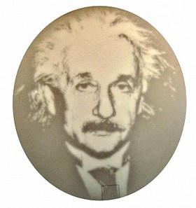 To jest oczywiście twarz Alberta Einsteina. Wizerunek został utworzony przez odpowiednio oświetloną kolonię czułych na światło bakterii. Uczeni zamierzają bakterie wyposażyć w geny, które pozwolą ich koloniom rozrazstać się w zadane kształty.