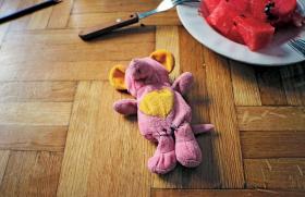 Tego różowego misia Esra chwyciła w ostatniej chwili, gdy w 2011 syryjska armia wyrzucała ich z domu.