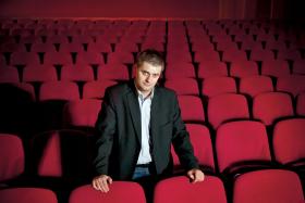 Łukasz Abramczyk. Na pierwszy plan trafił jako 15-latek, wkrótce stał się studentem wydziału aktorskiego.