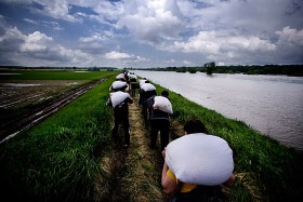 W całej Polsce na setkach kilometrów wałów rozgrywa się walka o ich utrzymanie. Lipki, Dolny Śląsk, 19.05.2010