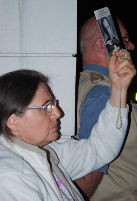 Co wspólnego ma ks. Popiełuszko z katastrofą smoleńską? To wie chyba tylko ta pani.