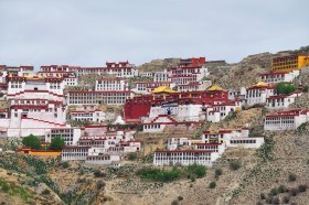 Położony na górze Wangbur klasztor Ganden w całej okazałości. Jeden z 'wielkiej trójki' klasztorów tybetańskiego uniwersytetu Gelug. Dwa pozostałe klasztory to: Drepung i Sera.