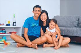 Trzyosobowa rodzina z Singapuru, ograniczająca konsumpcję zgodnie z naukami buddyzmu.