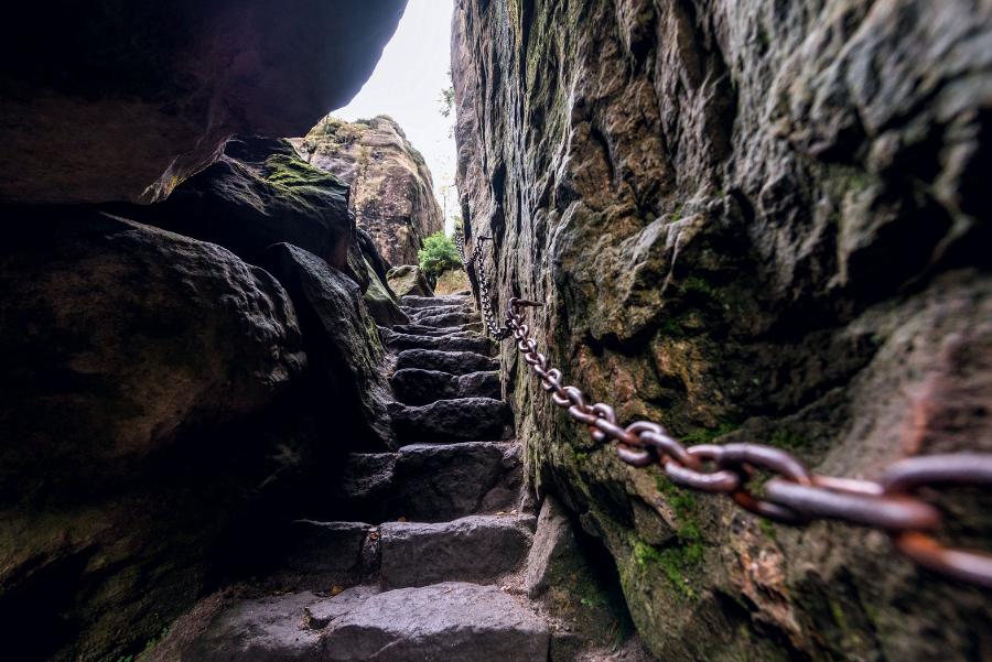 Schody na Szczeliniec Wielki w Górach Stołowych liczą ponad 200 lat.
