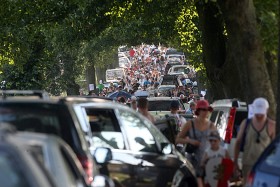 Piesi i ci okryci blachą musieli stoczyć alternatywna bitwę na parkingach i drogach dojazdowych do Gruwaldu.