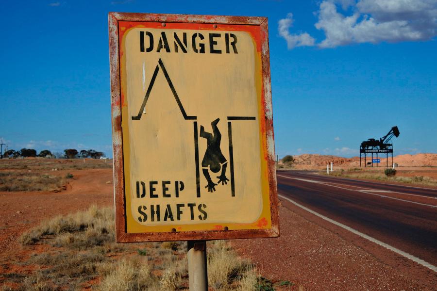 Znak ostrzegawczy w rejonie dawnego wydobycia opali.