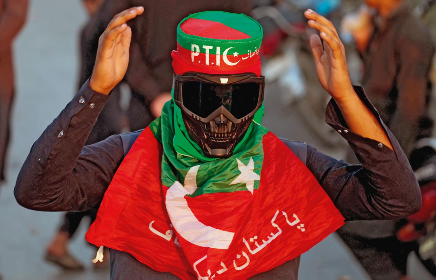 PTI oskarża władze o liczne fałszerstwa wyborcze, zakwestionowało rezultaty w kilkudziesięciu okręgach.