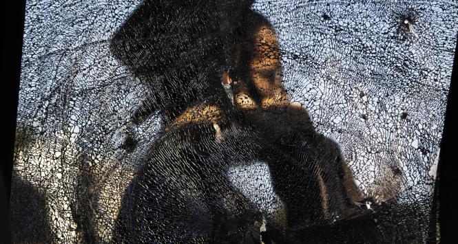 Zdjęcie wykonane z samochodu zniszczonego przez wystrzeloną z Gazy rakietę. Ashdod, 16 listopada 2012 r.