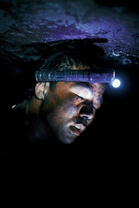 Nieliczni szczęśliwcy mają latarki - czołówki.