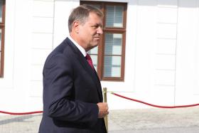 Prezydent Rumunii, Klaus Iohannis, usiłuje postawić tamę apetytom rządzących postkomunistów na pełnię władzy.