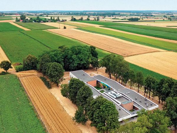 Nagrodzony obiekt położony jest w niedużej (około 200 mieszkańców) wsi, znajdującej się na uboczu głównych dróg, 20 km na północ od Sandomierza.