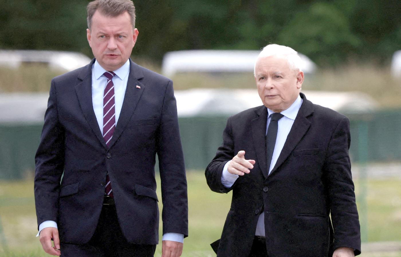 Mariusz Błaszczak i Jarosław Kaczyński podczas konferencji w bazie wojskowej w Wesołej pod Warszawą. 8 sierpnia 2023 r.