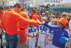 Fani drużyn Holandii i Ukrainy w strefie kibica w Kijowie.
