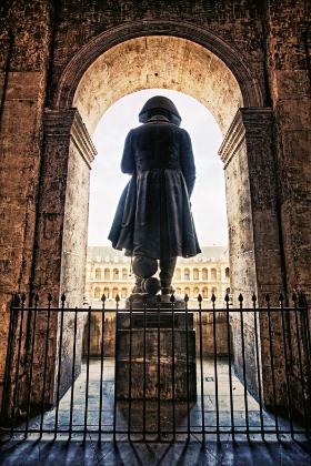 Pomnik Napoleona przy placu Inwalidów w Paryżu.