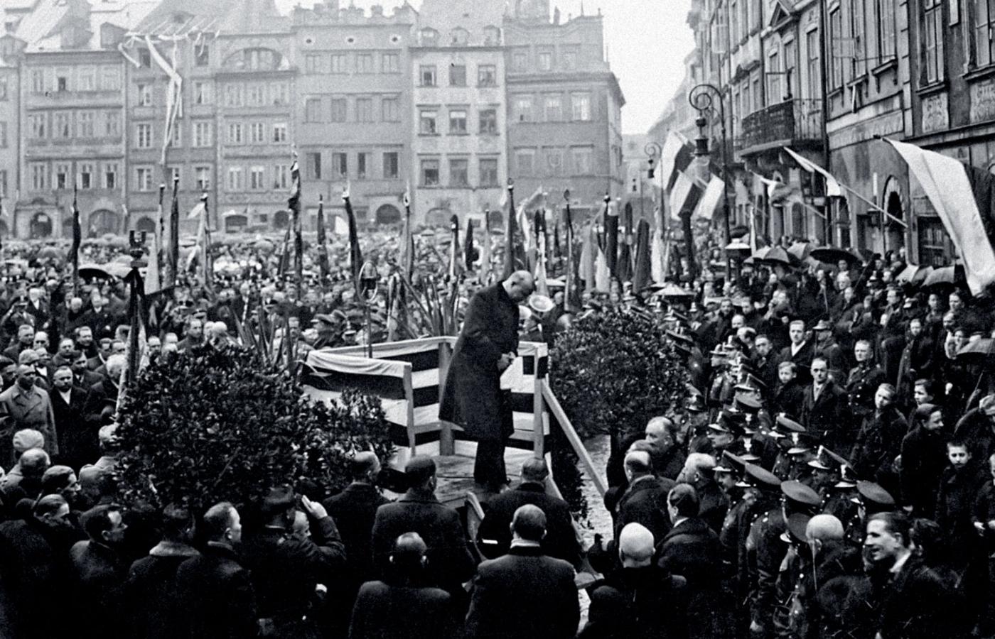 Wicemarszałek sejmu Stanisław Car podczas manifestacji na cześć uchwalenia nowej konstytucji, Warszawa 1935 r.