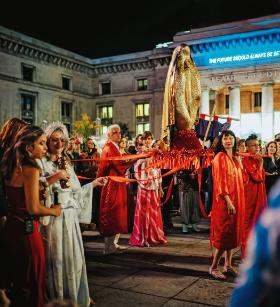 Happening na inaugurację dyrekcji Moniki Strzępki – procesja z wprowadzeniem rzeźby Wilgotnej Pani do teatru, 31 sierpnia 2022 r. Rzeźba i sam rytuał wywołały sporo szumu.