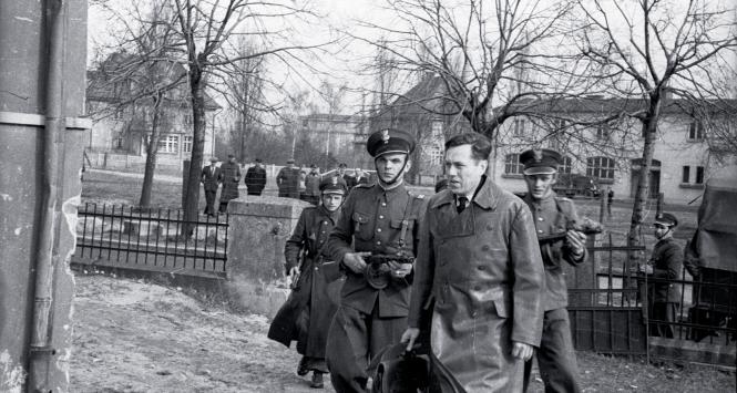 Albert Forster, namiestnik Okręgu Gdańsk-Prusy Zachodnie, przybywa na rozprawę przed Najwyższym Trybunałem Stanu, Gdańsk, 5 kwietnia 1948 r.