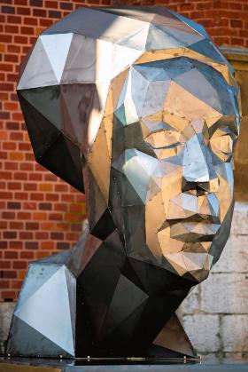 Wykonana przez rzeźbiarza Pawła Orłowskiego geometryzująca głowa „Kobiety w czepcu”.