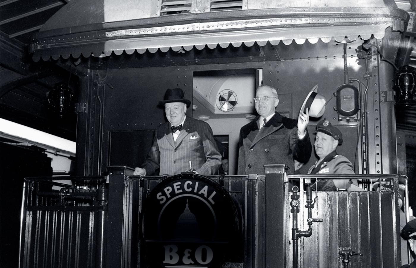 Winston Churchill i Harry Truman w pociągu prezydenckim, Waszyngton, marzec 1946 r.