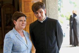 Beata Szydło (jeszcze w czasie premierostwa) z synem Tymoteuszem (jeszcze w czasie kapłaństwa).