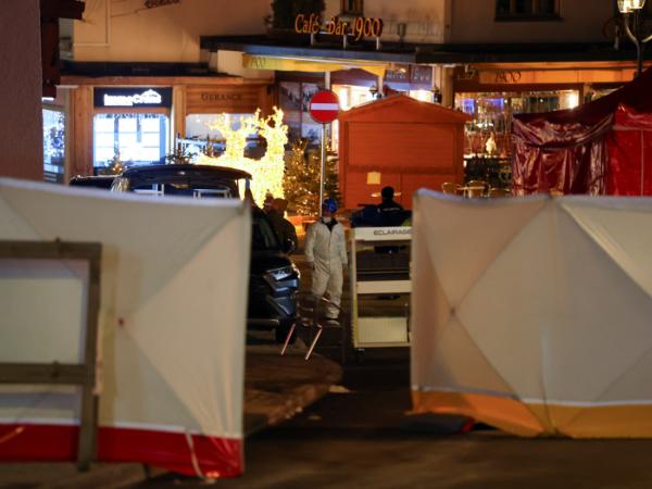 Ratownicy przed barem „Le Constellation” w Crans-Montana po eksplozji i pożarze podczas imprezy sylwestrowej, w wyniku której zginęło kilkadziesiąt osób, a ponad sto zostało rannych. 1 stycznia 2026 r.