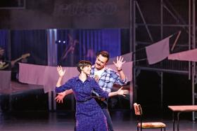 Karolina Kazoń i Rafał Szumera jako Danuta i Lech Wałęsowie w musicalu „1989”.