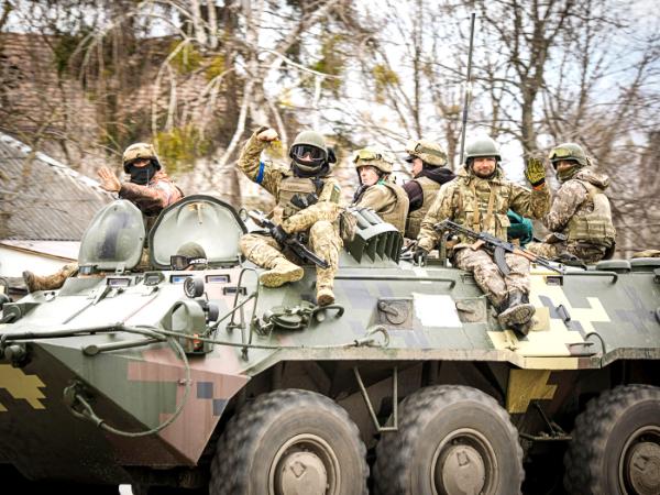 Ukraińscy żołnierze w odbitym Hostomlu