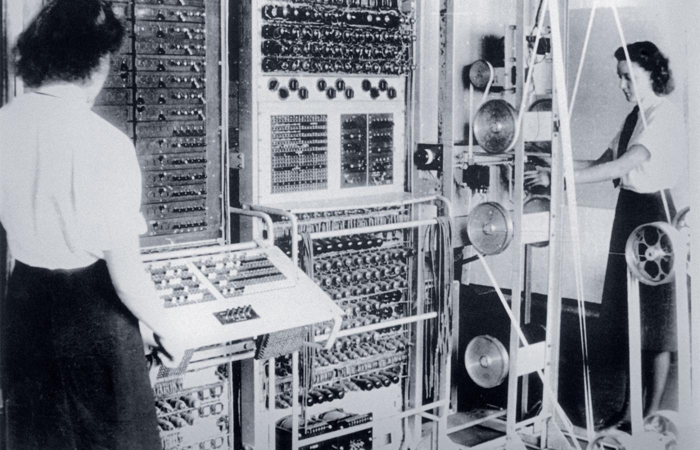Maszyna do łamania kodów w Bletchley Park, siedzibie brytyjskiej Rządowej Szkoły Kodów i Szyfrów (GCCS), gdzie m.in. złamano szyfr Enigmy, 1943 r.