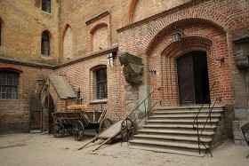 Gniew, dziedziniec krzyżackiego zamku z przełomu XIII/XIV w.