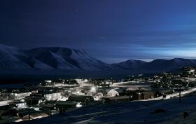 Nybyen, dzielnica Longyearbyen, w styczniowe popołudnie.
