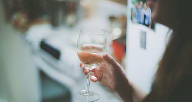 Wieczorem odprężam się po pracy lampką wina, w weekendy dla poprawienia nastroju idę na zakupy i oglądam seriale. Jestem od czegoś uzależniona?